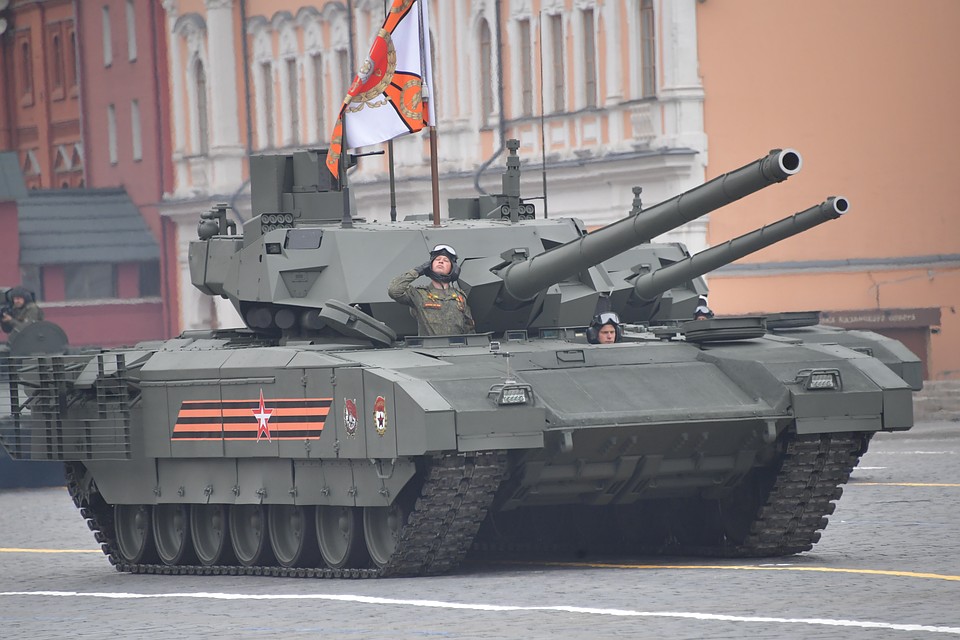 В составе механизированной колонны - около 100 единиц вооружения и военной техники. Фото: Владимир ВЕЛЕНГУРИН