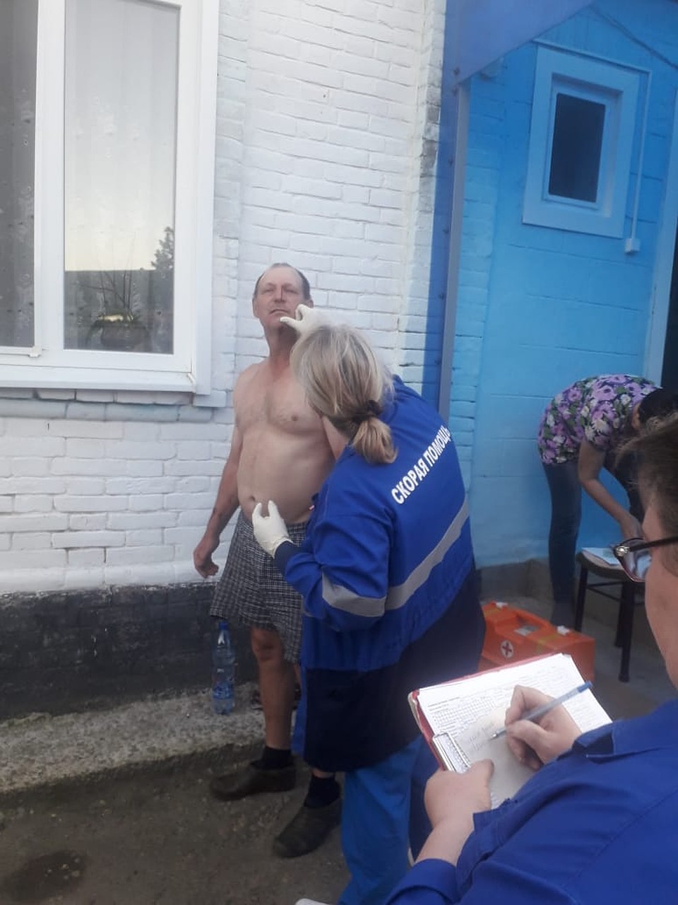 После драки пострадавший вызвал медиков и полицейских.