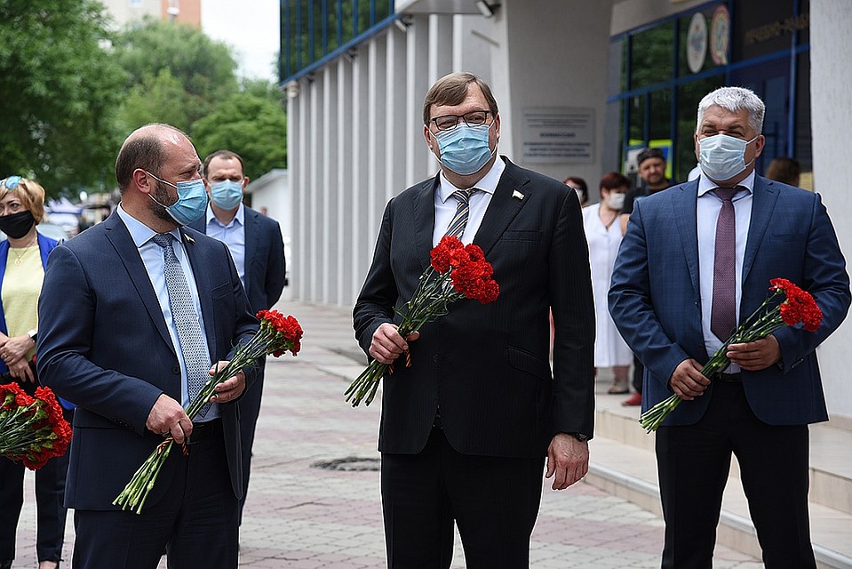 Будущие поколения ростовчан должны знать и помнить героев своего города и своей страны, считает спикер донского парламента. Фото: Анатолий Карбинов