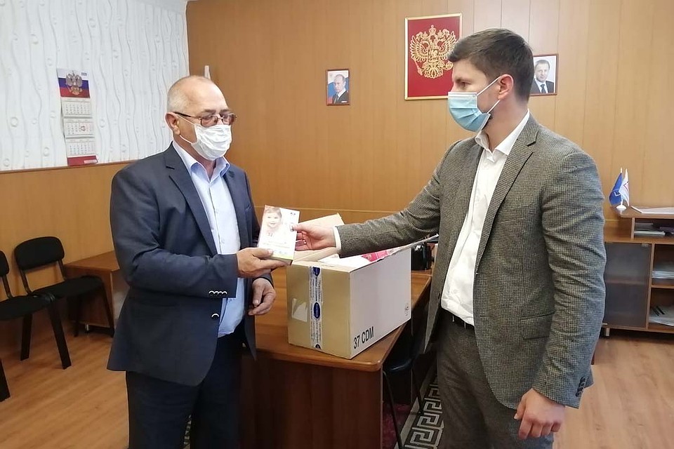 Алтай-Кокс помог администрации Заринского района приобрести бесконтактные термометры для образовательных учреждений. Фото: из архива компании