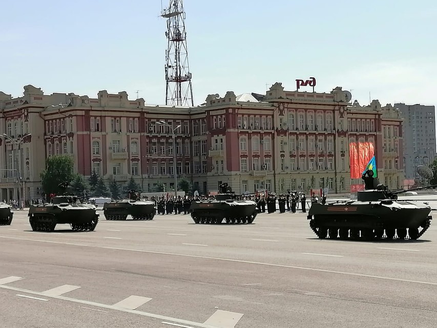 Колонна мотострелковых и танковых соединений Фото: Юрий ПОЗДНЯК