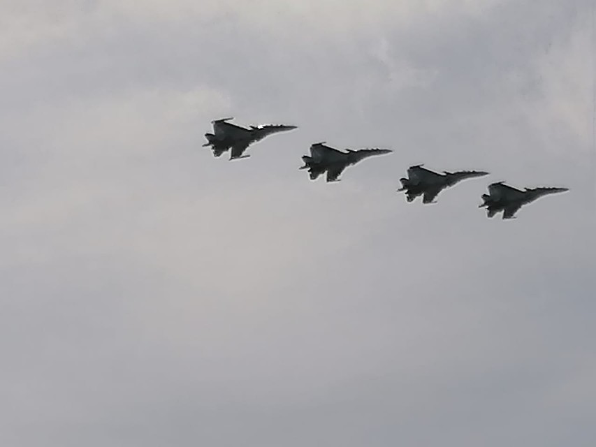 Военные самолеты пролетели над Театральной площадью Фото: Юрий ПОЗДНЯК