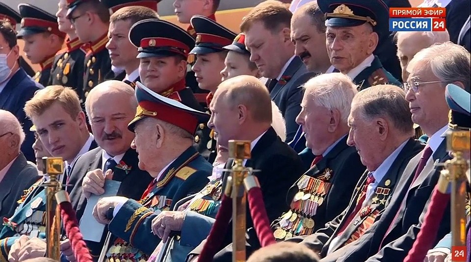 Лукашенко о чем-то говорил с ветераном. Фото: прямая трансляция «Россия 1»