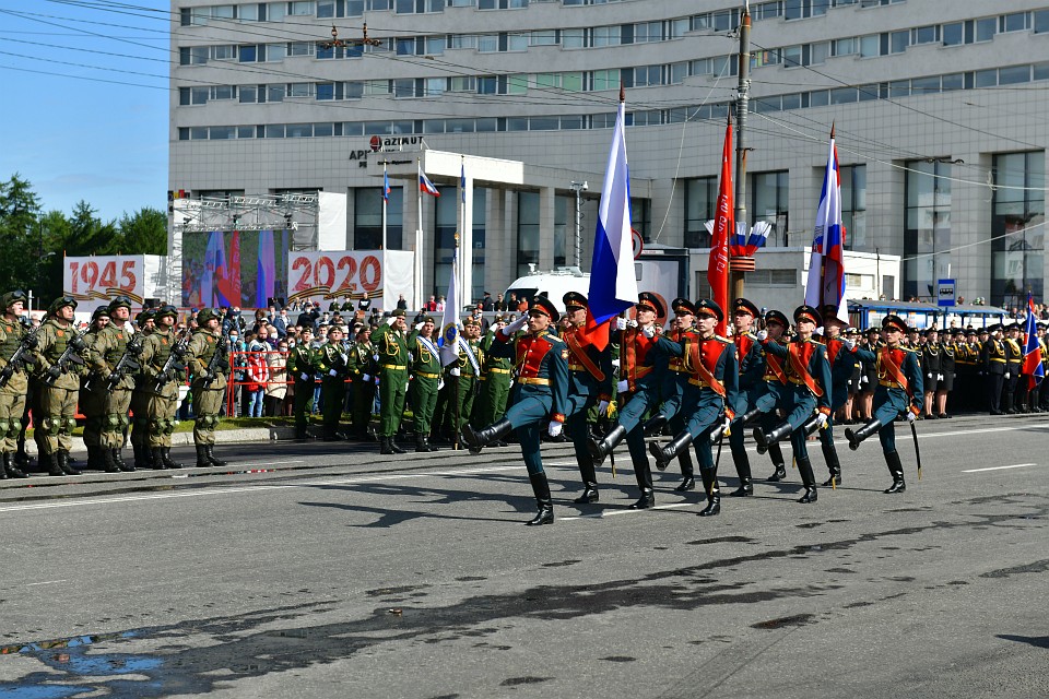 Военные маршировали по главной площади города. Фото: Олег ФИЛОНОК