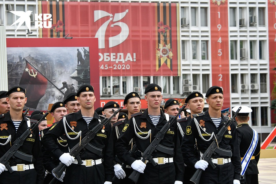 Участники Парада Победы в Новороссийске. Фото: Кирилл ВЕРШИНИН