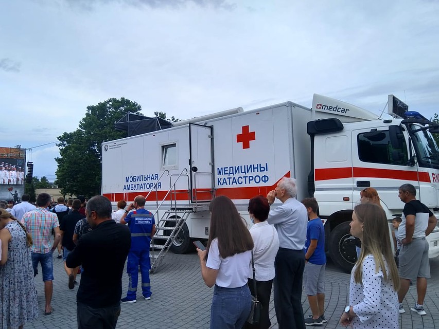 На площади Нахимова дежурят медики Фото: Петр Шувайников