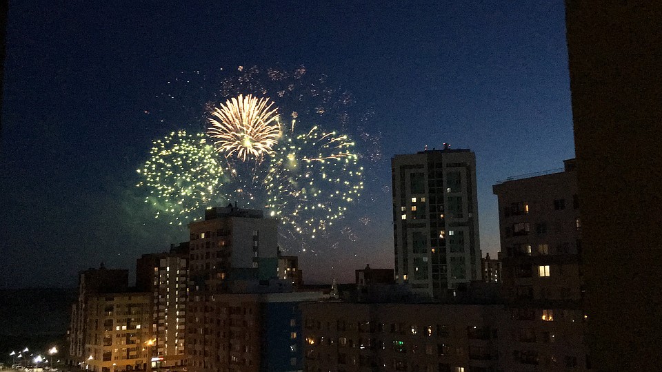 Вот так салют смотрелся из окна дома на Павла Шаманова,5/1. Фото: Александр Коровай