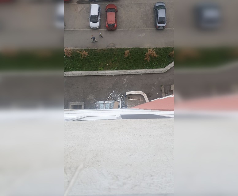 От взрыва в квартире выбило стекла на балконе. Фото: УМВД Екатеринбурга
