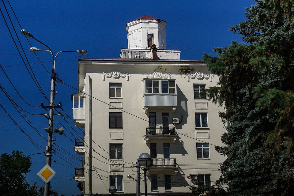 Дом с итальянскими башенками на площади Мочалова. Фото: Светлана МАКОВЕЕВА