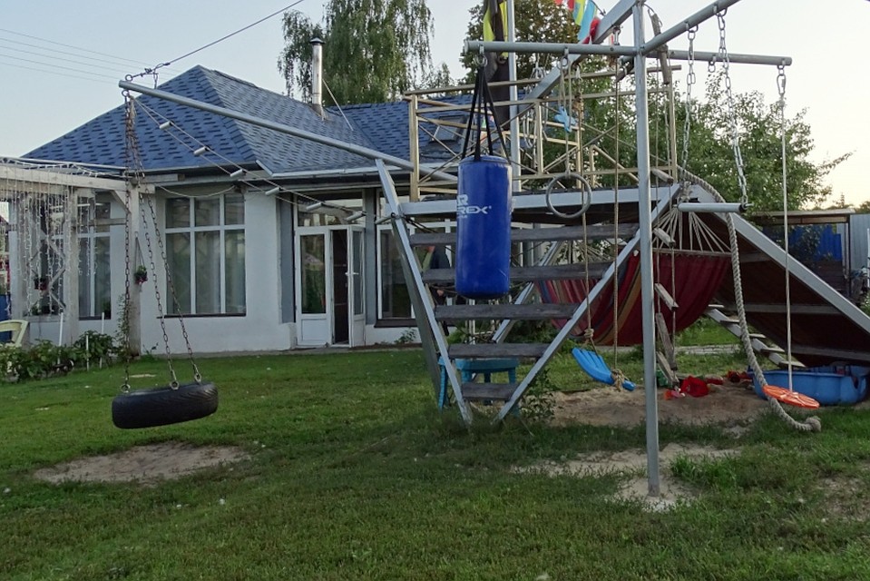 Владельцы приглашают клиентов в хорошо оборудованный двор, а в доме живут сами. Фото: dranik-land.by