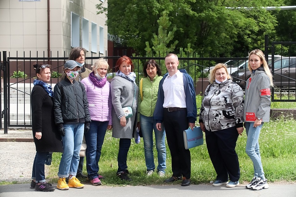 В суд на каждое заседание по делу Валерия Сыропятова собиралась группа поддержки: бывшие выпускники, коллеги, родители учеников. Фото: Василий Вахрин