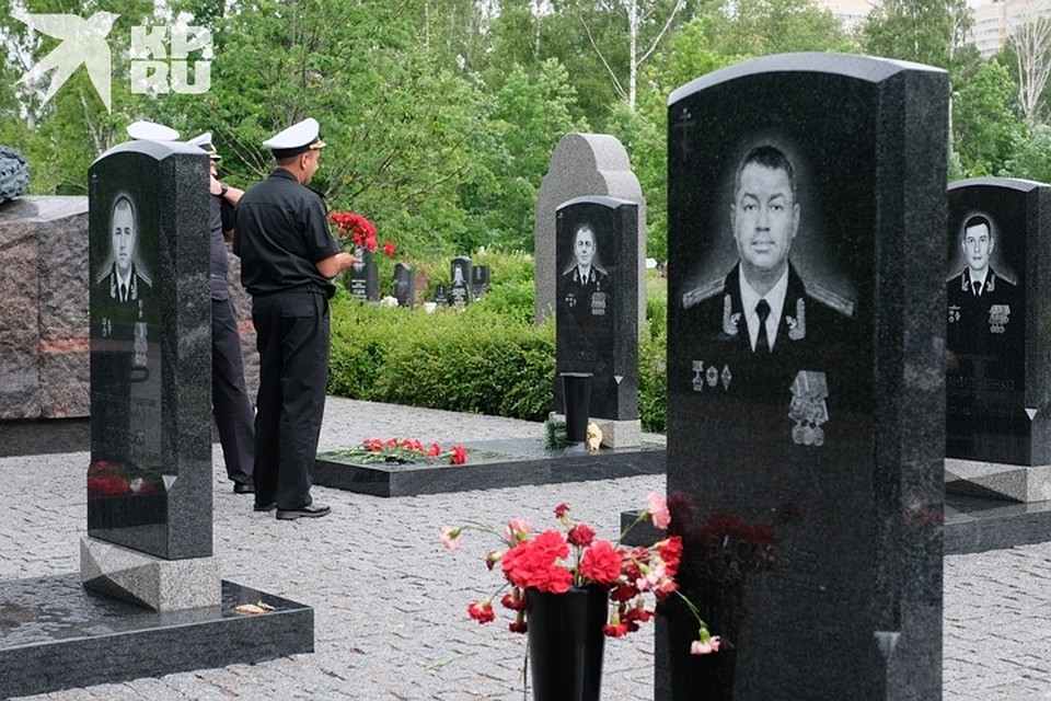 Почтить память погибших моряков пришли их коллеги Фото: Артем КИЛЬКИН