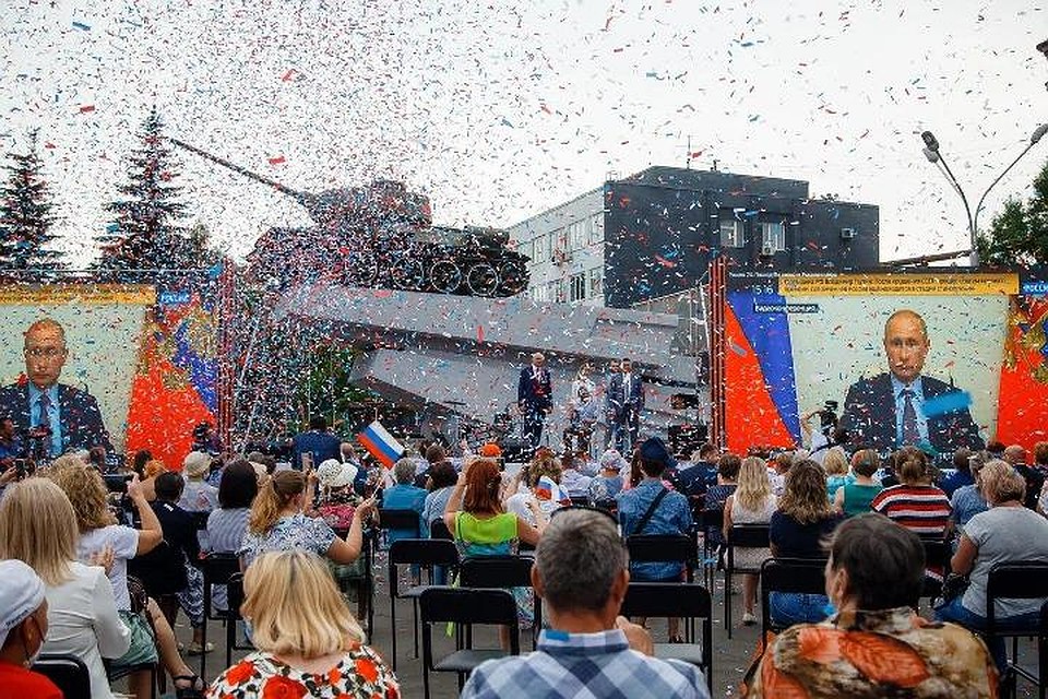 Вечером, после завершения праздничного концерта, в Новокузнецке прогремел салют. ФОТО: пресс-служба АПК