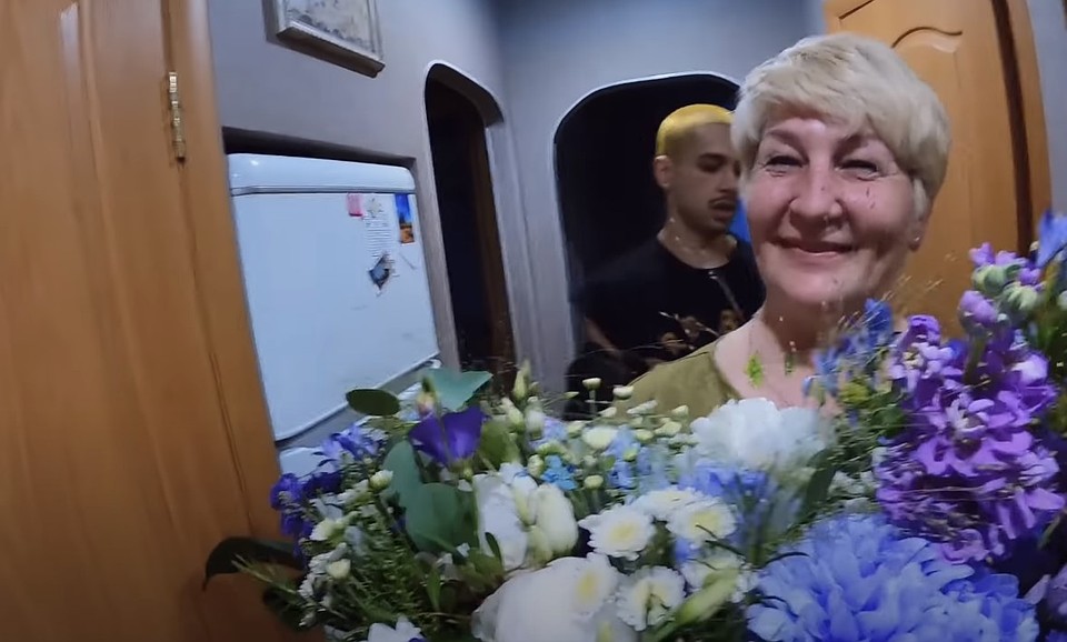 Настя Ивлеева в гостях у мамы Фото: youtube.com/БАНДИТСКИЙ ПЕТЕРБУРГ / VLOG