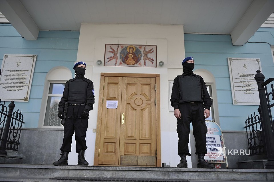 Пока шел суд, у входа в здание Екатеринбургской епархии дежурили представители Оренбургского казачьего войска. Бойцы Казачьего отряда быстрого реагирования. Фото: Алексей БУЛАТОВ