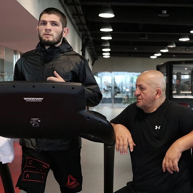 Абдулманап Нурмагомедов сделал из Хабиба чемпиона. Отец начал тренировать Хабиба в два года, а в восемь заставил его драться с медведем
