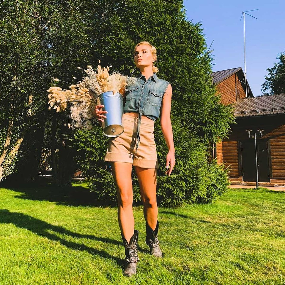 Полина Гагарина тоже предпочла шорты с высокой талией. Фото: Instagram.com