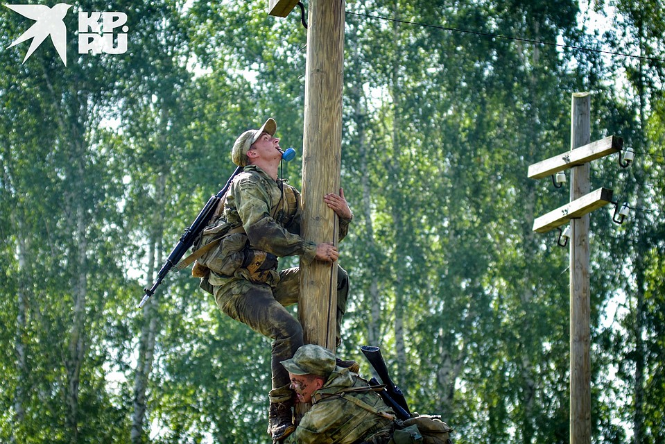 Группа помогала взобраться на столб со связью. Фото: Алена МАРТЫНОВА
