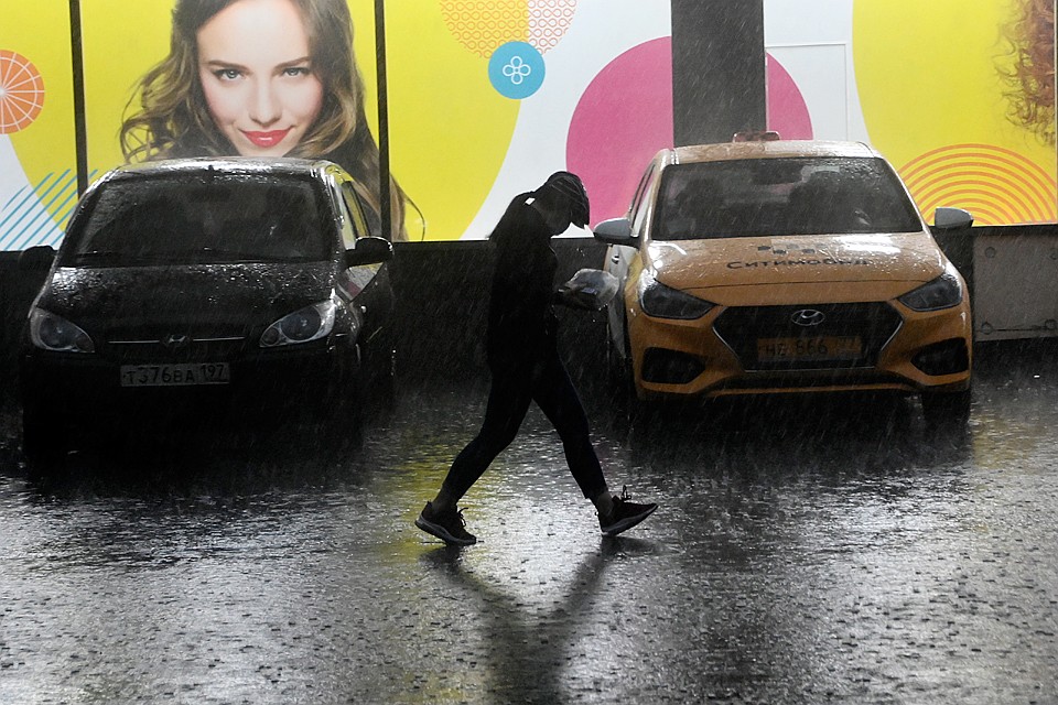 Похоже, что в Москве теперь тоже сезон дождей Фото: Владимир ВЕЛЕНГУРИН