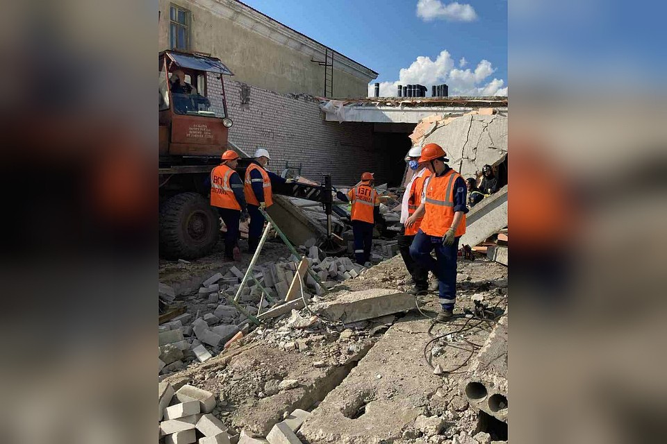 В течение пяти часов спасатели извлекали тела рабочих из-под обломков плиты. Фото: 43.mchs.gov.ru