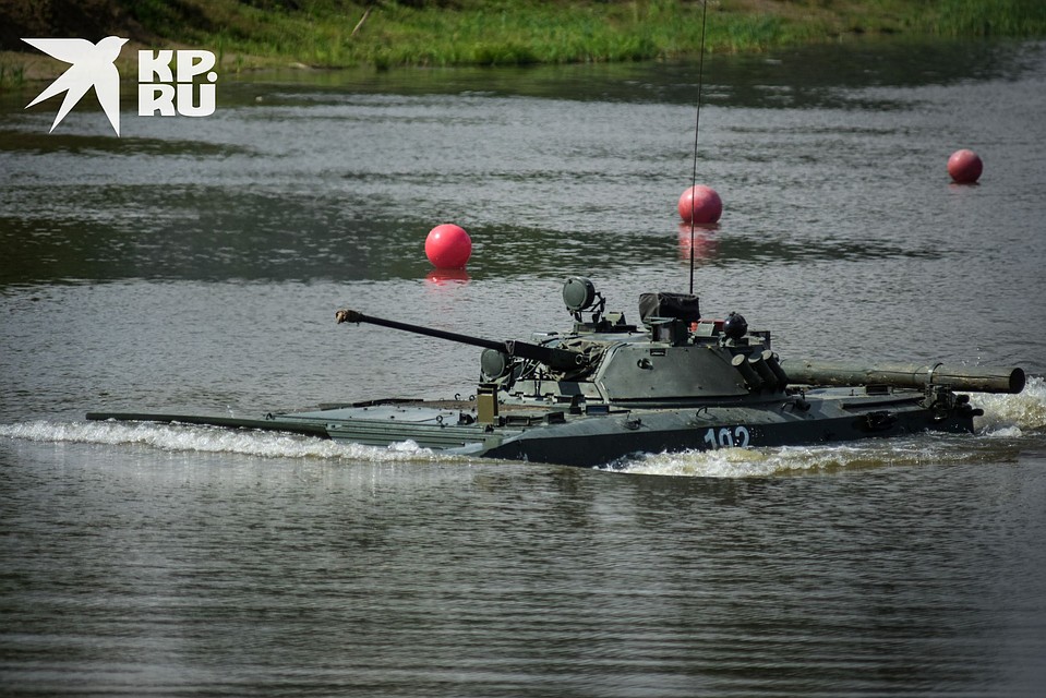 Следом за разведчиками в воду двинулась БМП. Фото: Алена МАРТЫНОВА