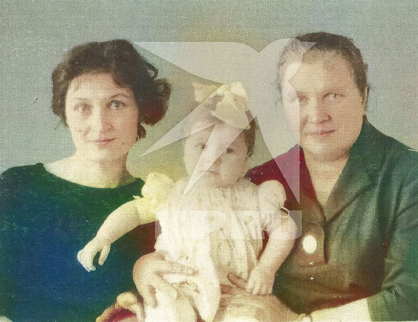 Маленькая Жанна на руках у мамы Людмилы Савченко и родственницы Олимпиады Голубцовой. Фото: предоставлено Колыванским краеведческим музеем.