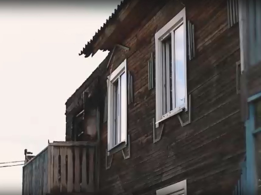Деревянная постройка вспыхнула, как факел. Фото: стоп-кадр видео Лесосибирской городской телекомпании.