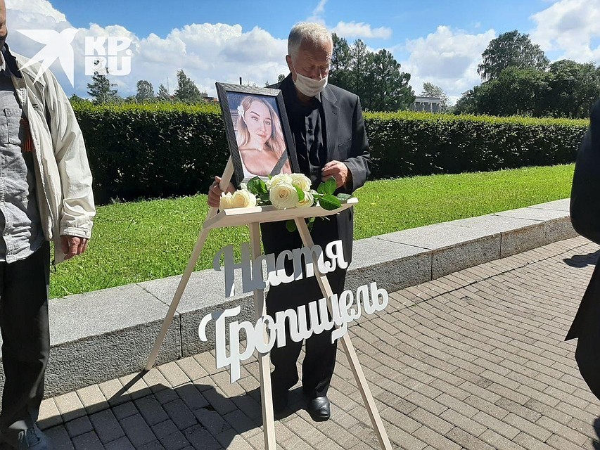 Попрощаться с девушкой пришли все ее родственники Фото: Роман ЛЯЛИН