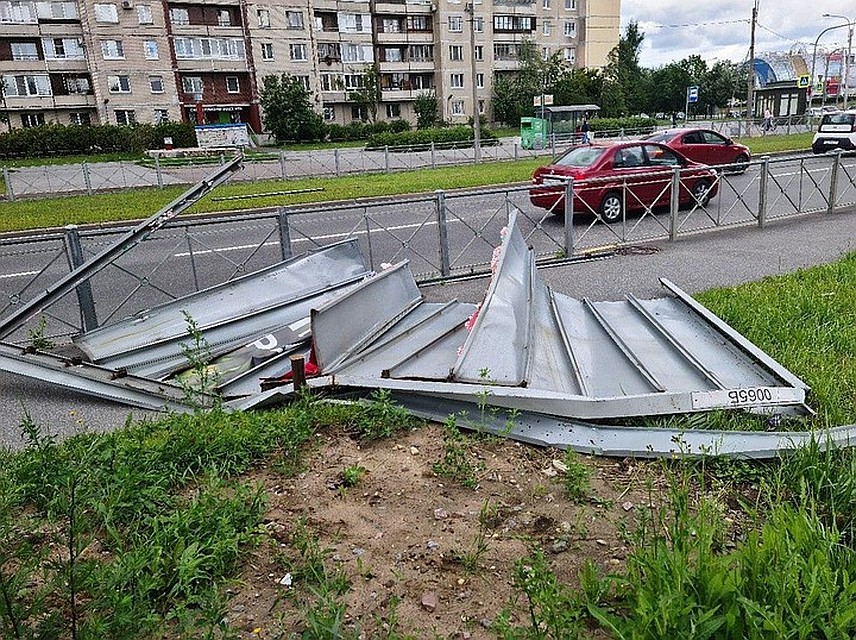 В Приморском районе ветер поломал рекламный щит. Фото: vk.com/spb_today