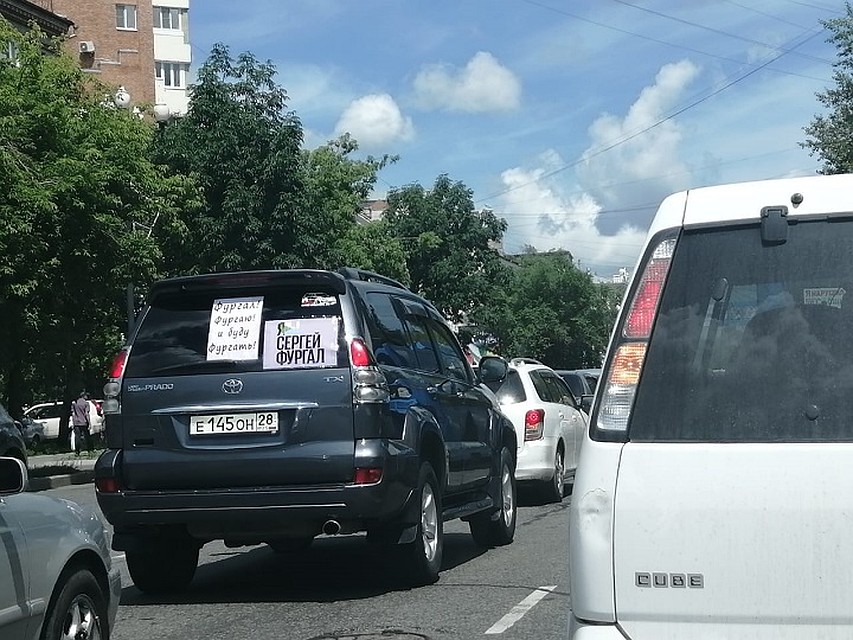 Чуть ли не на каждом втором автомобиле можно увидеть наклейки и плакаты Фото: Екатерина СЕЛИВАНОВА