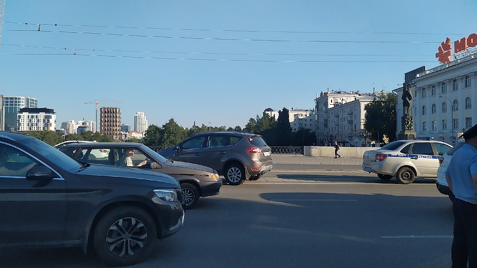 Попавшая в ДТП иномарка находится на трамвайных путях на проспекте Ленина Фото: Евгений СТОЯНОВ