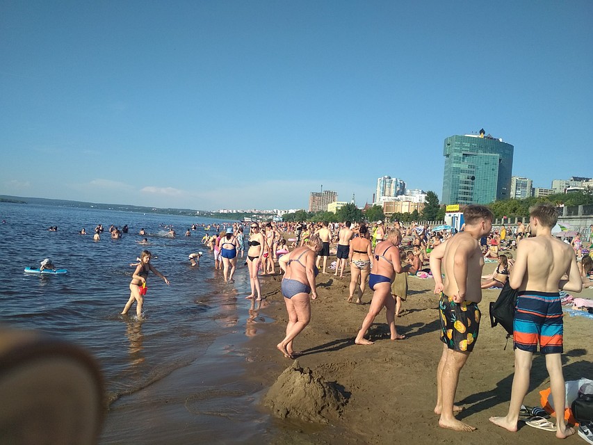 Пляжи переполнены, но люди счастливы Фото: Айна УТИБАЕВА