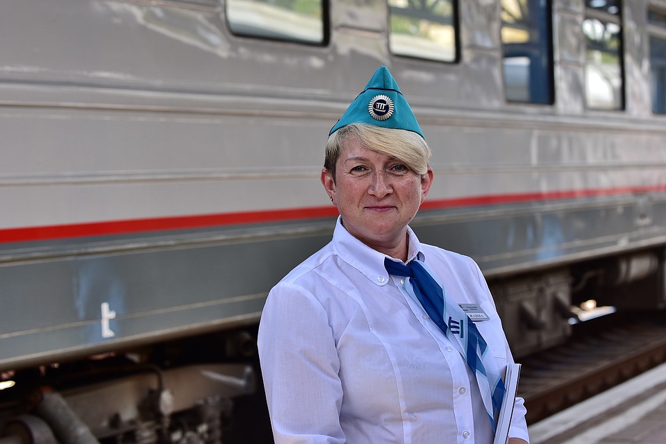 Прибытие поезда из Москвы в Севастополь праздник не только для пассажиров, но и для работников РЖД. На фото начальник поезда Жанна Фото: Юрий ЮГАНСОН
