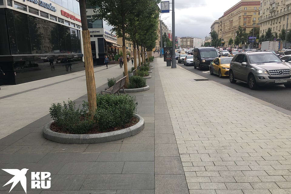 Садовое кольцо в Басманном районе. В этом случае левую часть тротуара можно оставить пешеходам, а правую отдать велосипедистам. Фото: Павел КЛОКОВ