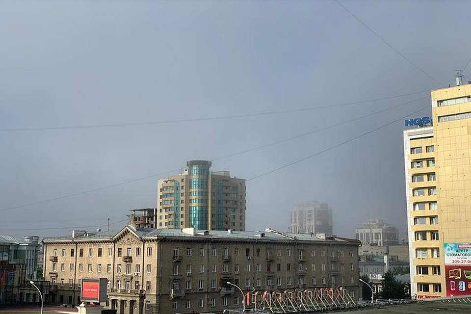 Одна сторона неба голубая, а на другой - надвигается дымка. Фото:Елена Данилова