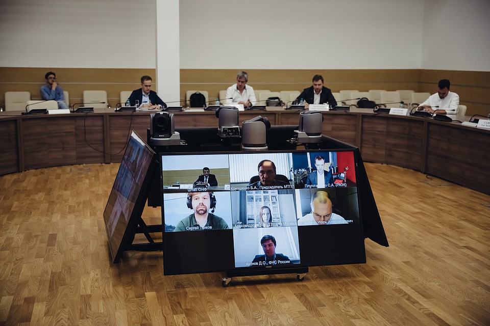 Часть спикеров обсуждения выходила в эфир по видеосвязи: к обсуждению приглашали экспертов со всей страны.