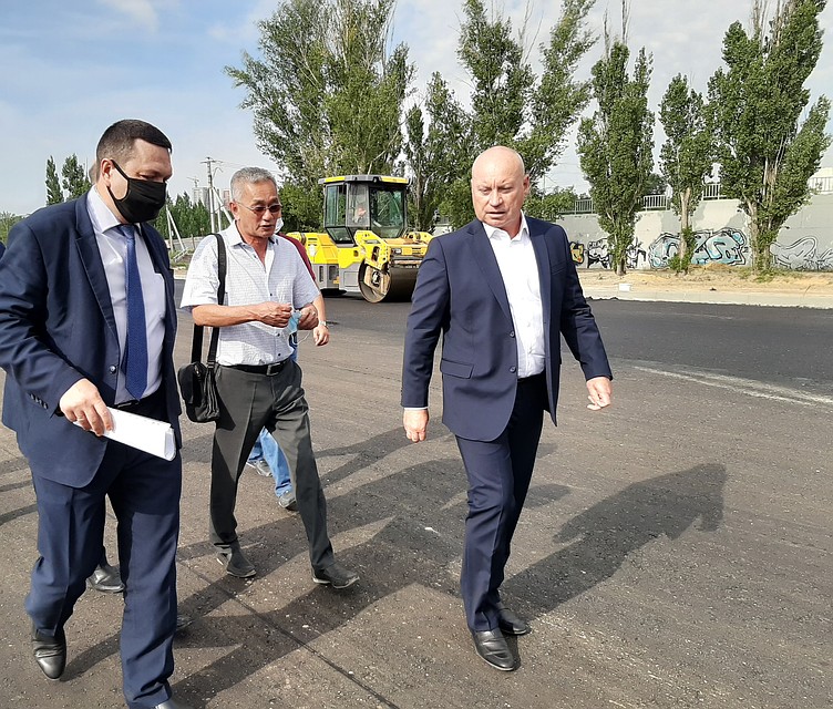 Виталий Земцов поспешил рассказать Виталию Лихачеву о велодорожках. Фото: Екатерина СИМОХИНА