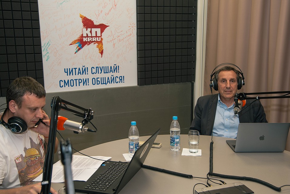 В студии радио "Комсомольская правда - Самара" Фото: Альберт ДЗЕНЬ