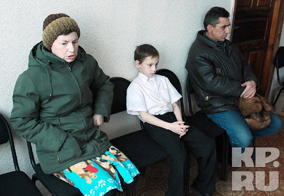 Отец посадил сына на цепь, чтобы тот не убегал к матери Фото: Константин НАГОВИЦЫН
