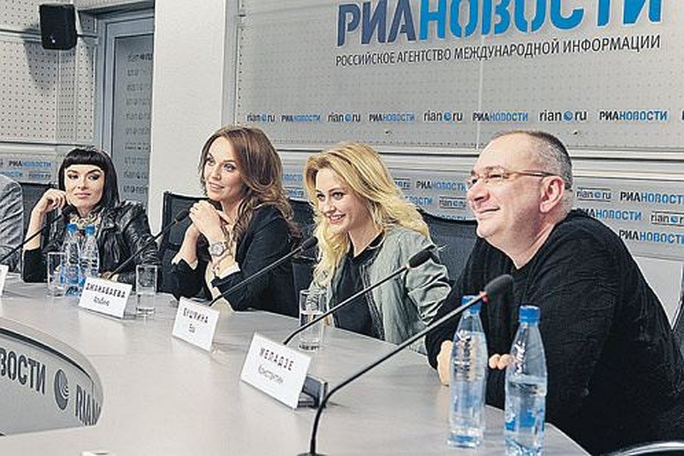 Надежда Грановская, Альбина Джанабаева, Ева Бушмина и Константин Меладзе (слева направо) в случае чего, примут роды у своей подруги прямо на сцене. Фото: Михаил ФРОЛОВ