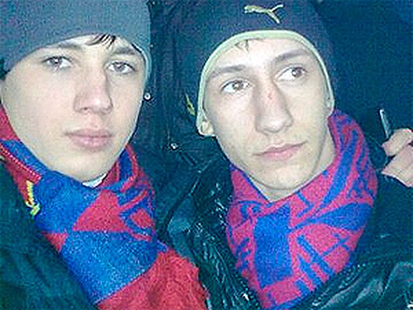 Дмитрий (слева) пытался защитить друга от ножа, но сам был ранен.