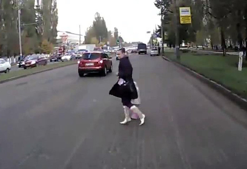 Видно, что мама с дочкой осторожно шли по дороге, лавируя между машин....