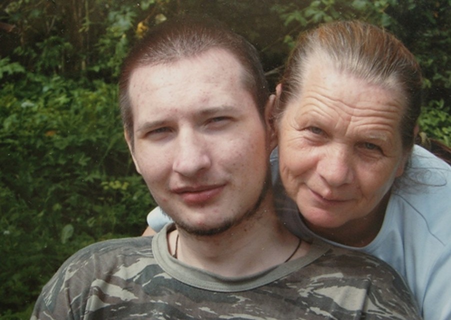 Олег с мамой Розой. Снимок сделан летом 2010 года.