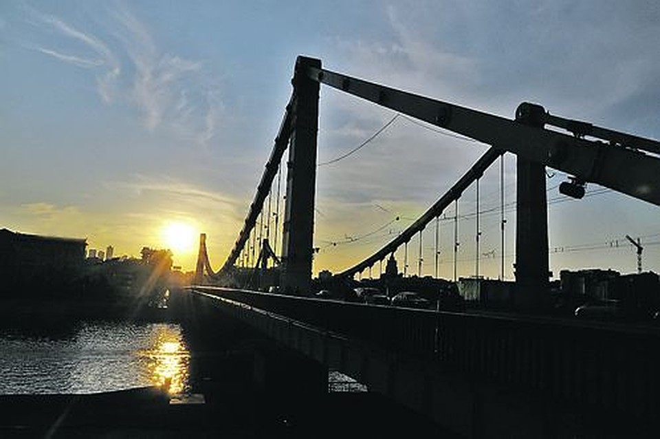 Крымский мост, как считается, притягивает самоубийц.