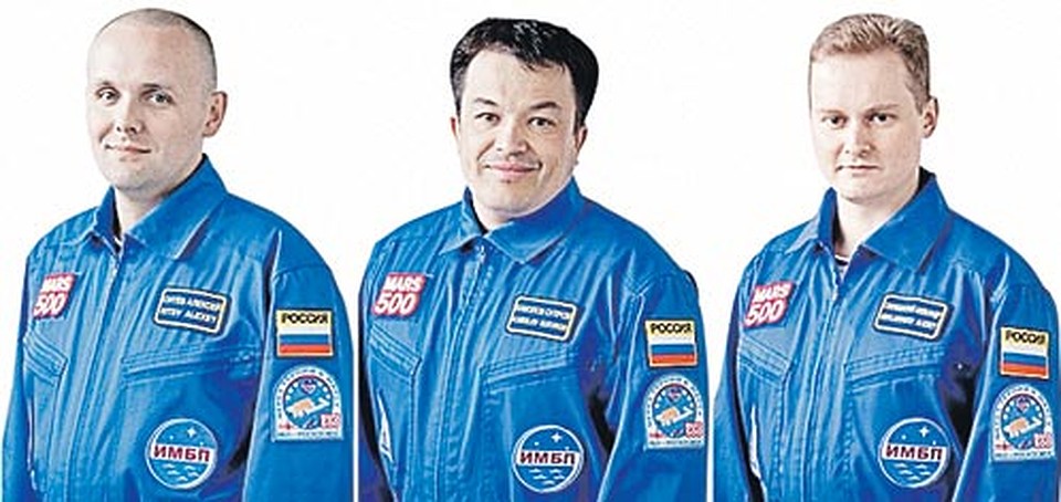 Алексей Ситев, 39 лет (Россия), командир.Сухроб Камолов, 39 лет (Россия), врач.Александр Смолеевский, 34 года (Россия), исследователь.