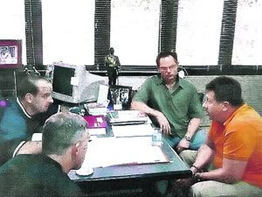 На этом фото Виктора Бута (крайний справа) сразу после задержания в Бангкоке допрашивают сотрудники антинаркотического агентства США. Этот эпизод наряду с другими Виктор описывает в своих дневниках. Фото: REUTERS