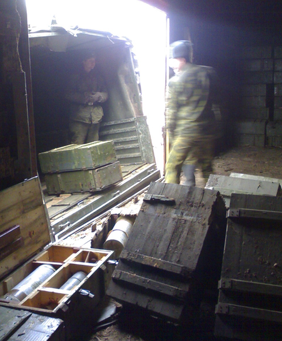 Боеприпасы грузят в гнилые ящики.
