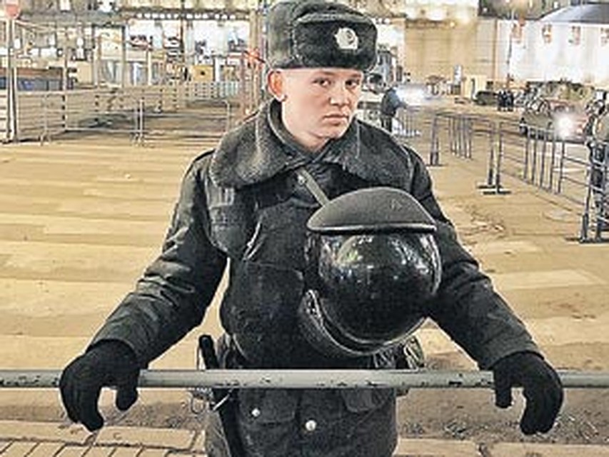 - Господа протестующие! Ведите себя по-человечески. Брать в руки дубинку ох как не хочется.