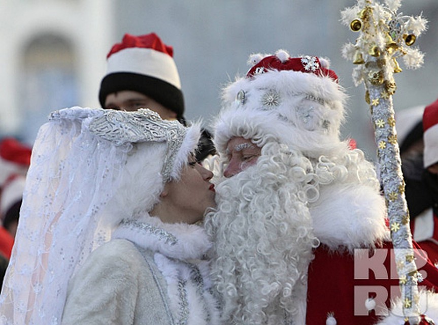 Главные персонажи праздника - Дед Мороз и Снегурочка Фото: REUTERS