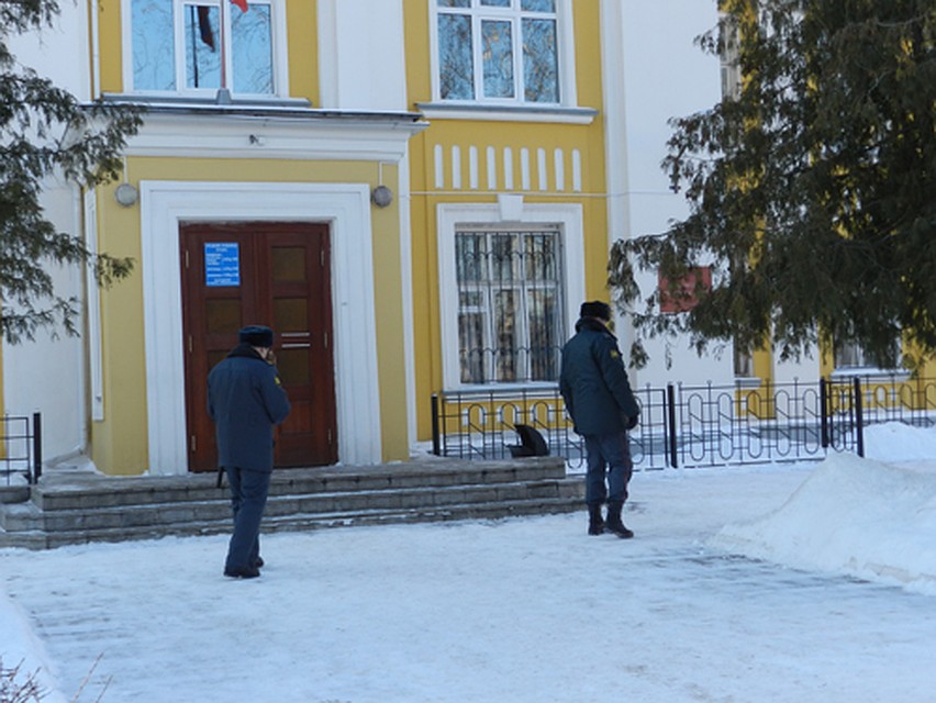 Возле здания Фокинского районного суда прохаживались полицейские....